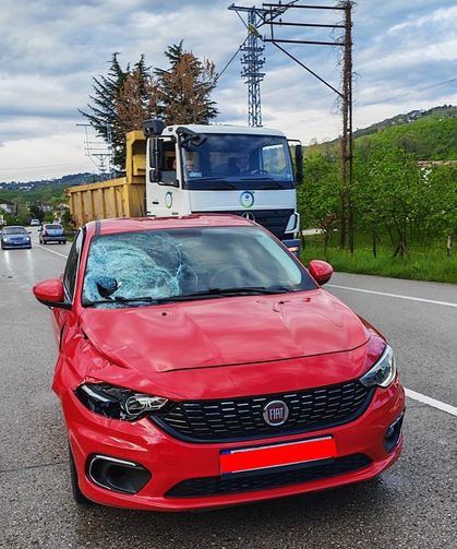 Yolun karşısına geçerken otomobilin çarptığı yaya ağır yaralandı