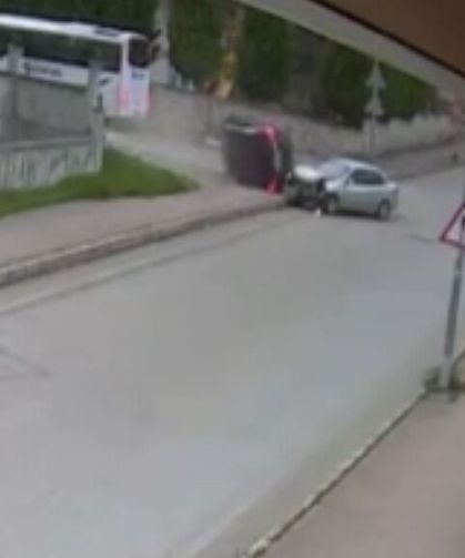 İki otomobilin çarpıştığı kaza güvenlik kamerasında