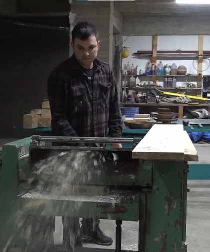 Dede yadigarı çakıyla başladığı ahşap oymacılığında atölye kurdu