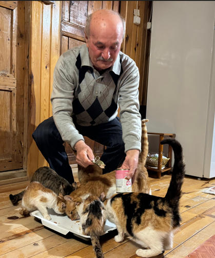 Giresun’da emekli çiftin evi 18 kediye yuva oldu