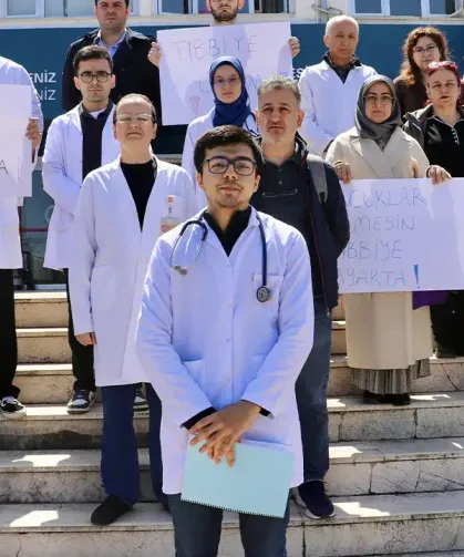 KTÜ’de okul saldırısına tepki: Tıp fakültesi öğrencileri ayakta