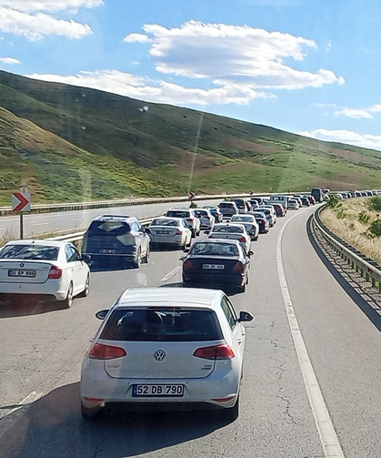Trabzon'dan batıya dönüş kabusu: Ankara ve İzmir yolları tamamen kilitlendi