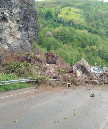 Arhavi-Hopa-Sarp Devlet Yolu heyelan nedeniyle ulaşıma kapandı