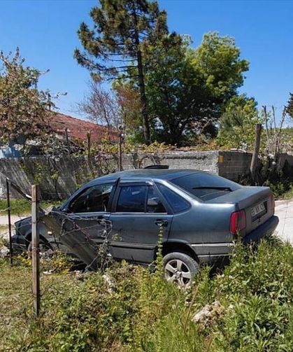 Beton direğe çarpan otomobildeki 2 kişi yaralandı
