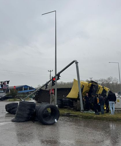 Devrilen tırın sürücüsü yaralandı