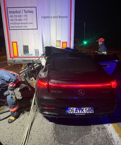Giresun'da tıra çarpan otomobilin sürücüsü öldü