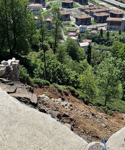 Rize'de istinat duvarının yıkılması sonucu mahalle yolu ulaşıma kapandı