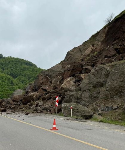 Samsun-Asarcık kara yolunda heyelan meydana geldi