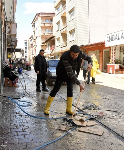 Samsun'un Havza ilçesindeki selde otomobilin üzerinde sürüklenen kişi yaşadıklarını anlattı
