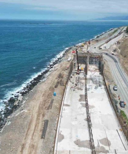Artvin'de 4 kişinin hayatını kaybettiği Karadeniz Sahil Yolu üzerindeki heyelan bölgesinde tünel çalışması sürüyor