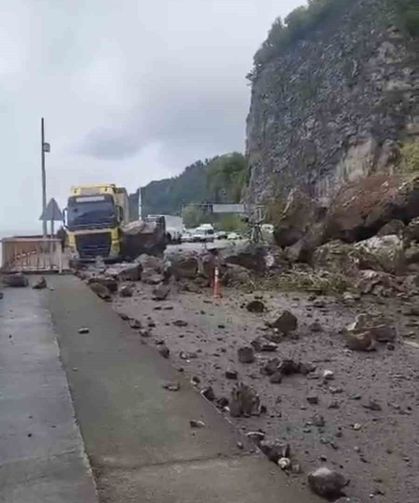 Artvin'de Sarp Sınır Kapısı yolunda heyelan