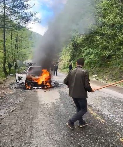 Artvin'de seyir halindeki otomobil alev alev yandı