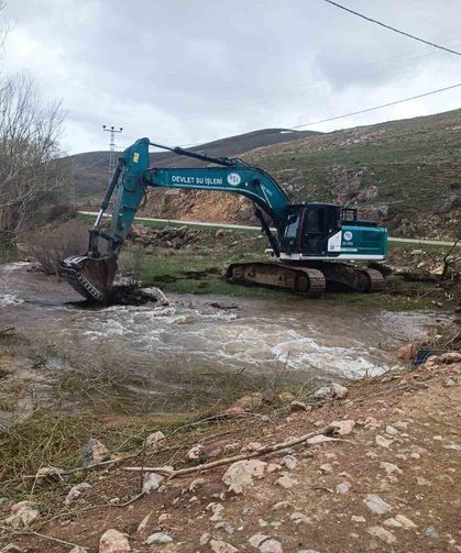 Bayburt'ta kar sularına karşı dere yataklarında önlem alındı