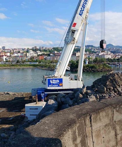 Faroz Limanı'nı dev dalgalardan korumak için 21 tonluk beton blokların dizilmesine başlandı