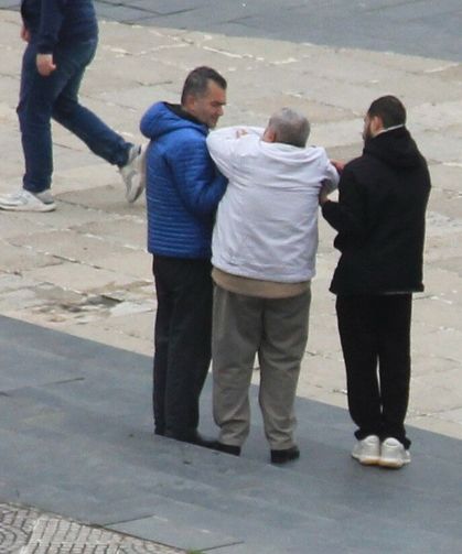 Merdivenden inerken düşen 2 kişinin yardımına vatandaşlar koştu