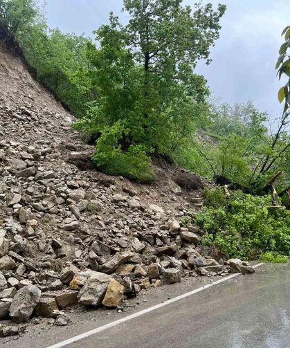 Ordu'da heyelan nedeniyle kısmen kapanan yol ulaşıma açıldı