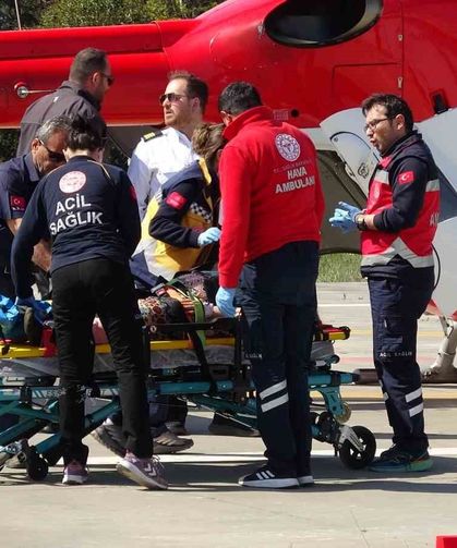 Tarlada bacağı kırılan kadın, ambulans helikopterle hastaneye ulaştırıldı