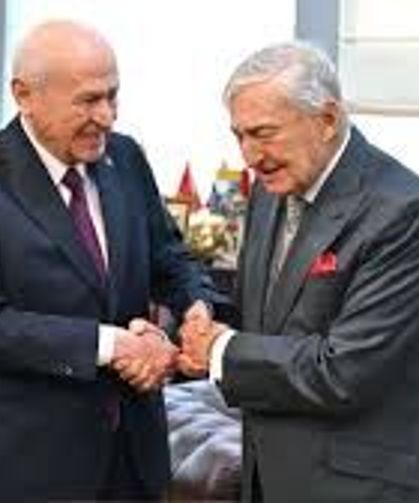 Koç Ailesinin Bahçeli’ye Verdiği Bozkurtlu 5 Lira Gündem Oldu