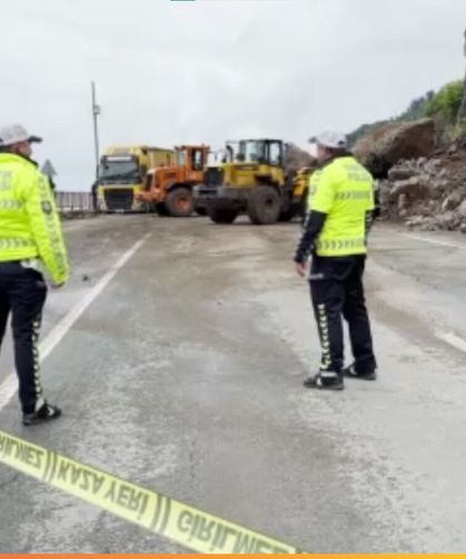 Heyelan nedeniyle ulaşıma kapanan Arhavi-Hopa-Sarp karayolu tek şeritten ulaşıma açıldı