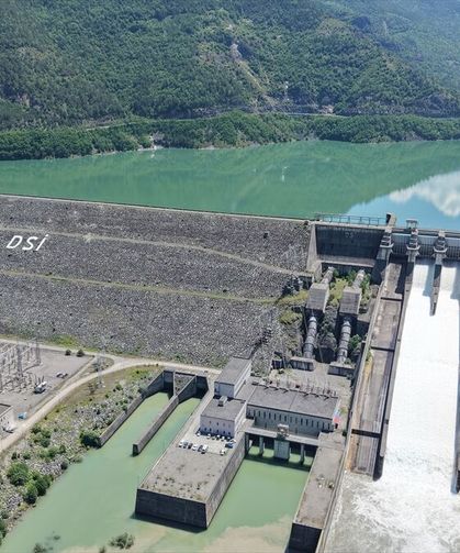 Artvin'de su seviyesi yükselen barajlarda kontrollü su tahliyesi yapılıyor