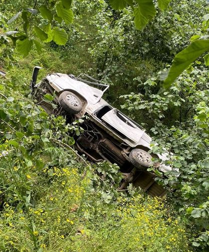 Giresun'da şarampole devrilen kamyonetin sürücüsü öldü