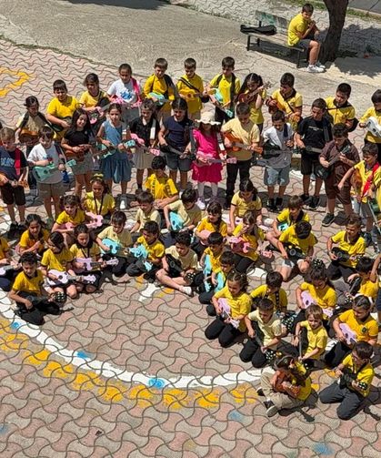 Minik öğrenciler yıl sonunu ukulele konseriyle kutladı
