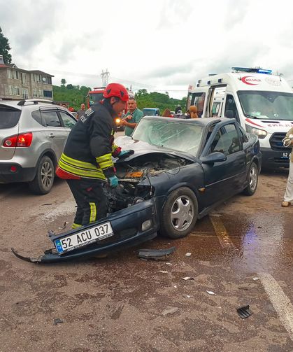 Ordu'da iki otomobilin çarpıştığı kazada 5 kişi yaralandı