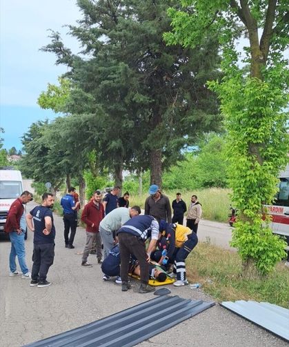 Pikap ile kamyonet çarpıştı, 5 kişi yaralandı