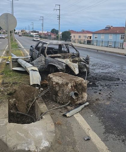 Samsun'da aydınlatma direğine çarpan otomobildeki 1 kişi öldü, 1 kişi yaralandı