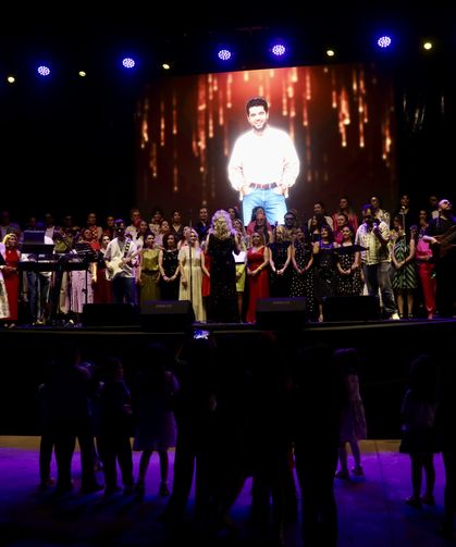 Trabzon'da öğretmenlerden oluşan 'Seksenler Doksanlar' adlı müzik grubu konser verdi