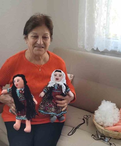 14 yıldır yaptığı bez bebeklerle Şerife Bacı'nın hatırasını yaşatıyor