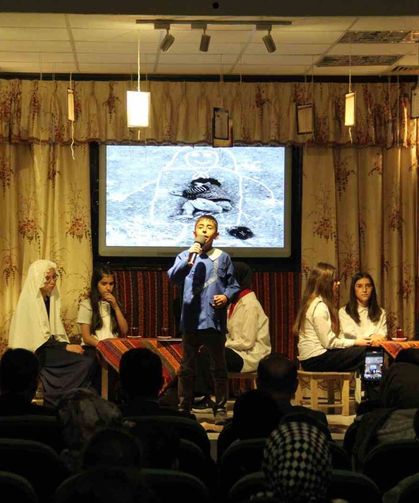 Bayburt'ta öğrencilerden şiir programı ve karma resim sergisi