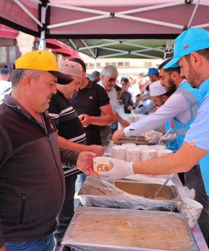 Bayburt'ta vatandaşlara aşure ikram edildi