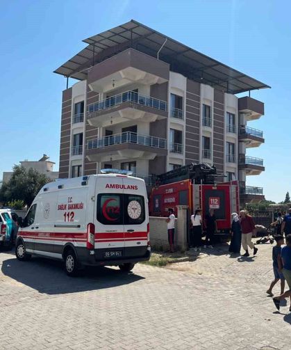 Çatıdaki kartonlar alev aldı, 4 kişi dumandan etkilendi