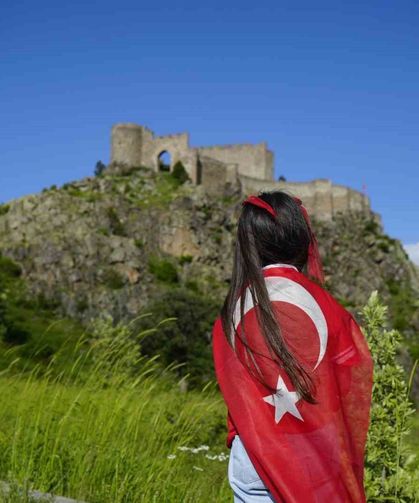 Dağcılar, 700 yıllık Kov Kalesi'ne Türk bayrağı asarak A Milli Futbol Takımı'na destek verdi