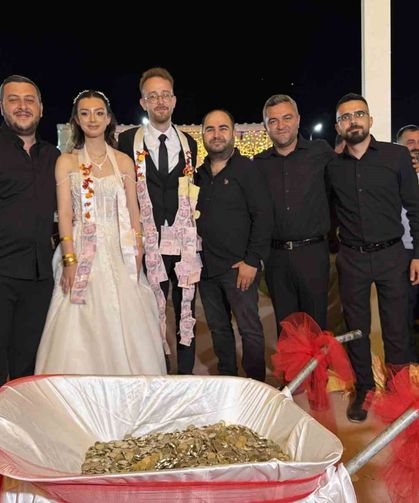 Damadın arkadaşlarından ilginç düğün takısı: 10 bin TL'lik madeni parayı el arabasıyla getirdiler