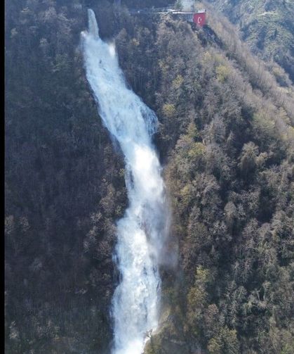 Giresun'da HES tahliyesiyle oluşan yapay şelale görsel şölen sunuyor