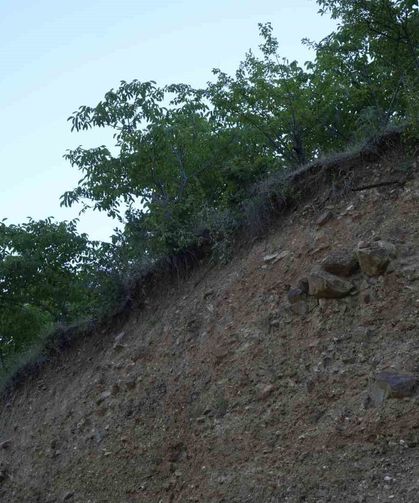 Gümüşhane'de vatandaşların tapulu arazileri toprak kaymaları nedeniyle her geçen gün küçülüyor