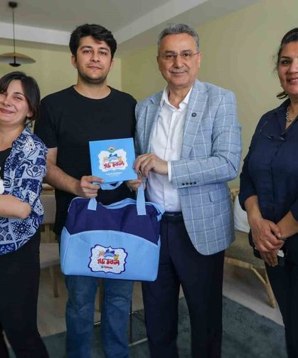 İlkadım'da doğan 555'inci bebeğin ilk hediyesi Başkan Kurnaz'dan