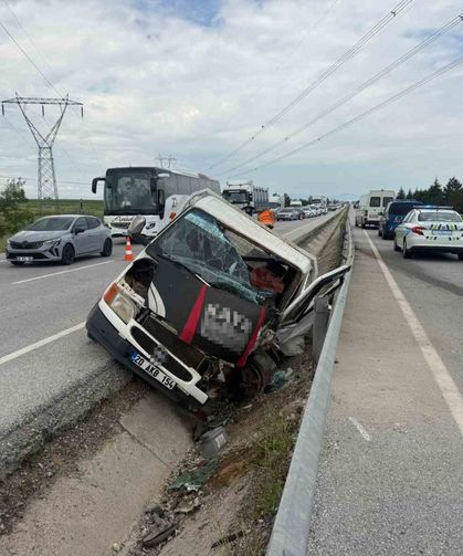 Kazada araçta sıkışan sürücünün imdadına vinç operatörü yetişti
