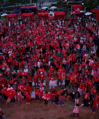 Los Angeles kırmızı-beyaza büründü
