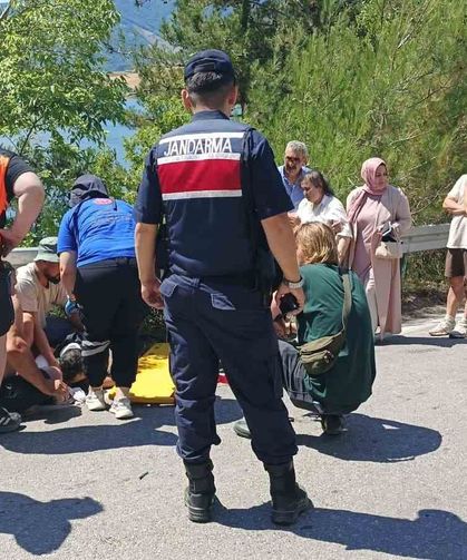 Motosiklet ile minibüs çarpıştı: Motosiklet sürücüsü hayatını kaybetti