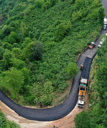 Ordu'nun kırsalında sıcak asfalt çalışmaları