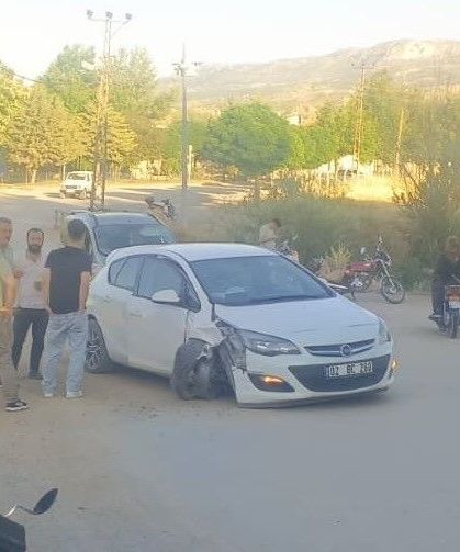 Otomobil elektrik direğine çarptı: 5 yaralı