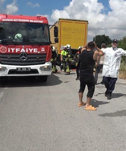 Park halindeki tıra çarpan otomobilde 2 kişi hayatını kaybetti
