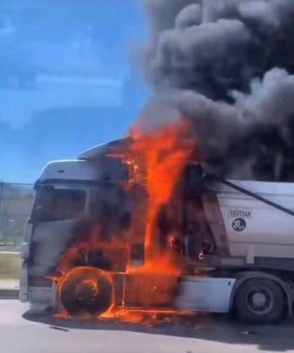 Seyir halindeyken alev alan tır kül oldu