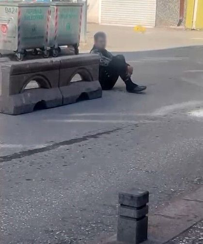Sokak ortasında hareketsiz duran şahıs tedirginliğe yol açtı
