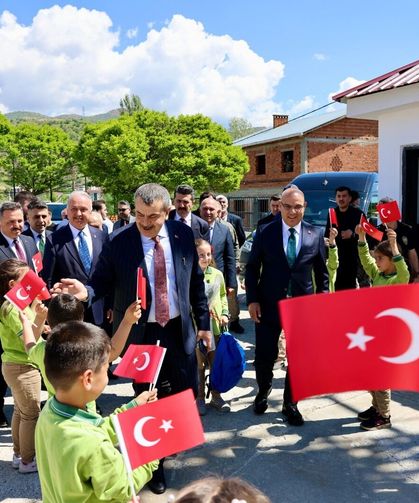 Bakan Yusuf Tekin Giresun'da hayırsever desteğiyle yapılan okul ve camiyi hizmete açtı