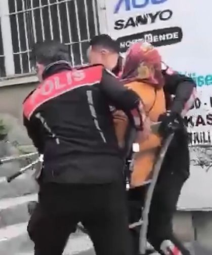 Merdivenleri çıkmakta zorlanan yaşlı kadını polis ekipleri sandalyeyle taşıdı