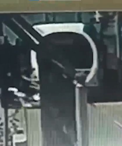 Samsun'da tramvay ile motosikletin çarpıştığı kaza güvenlik kamerasında